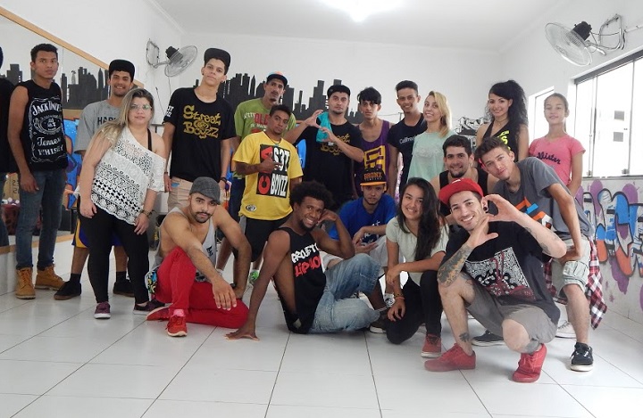 O grupo mant&eacute;m aberto um est&uacute;dio de dan&ccedil;a onde ministra aula de ritmos e hip hop para jovens e adultos - Foto: Arquivo Pessoal 